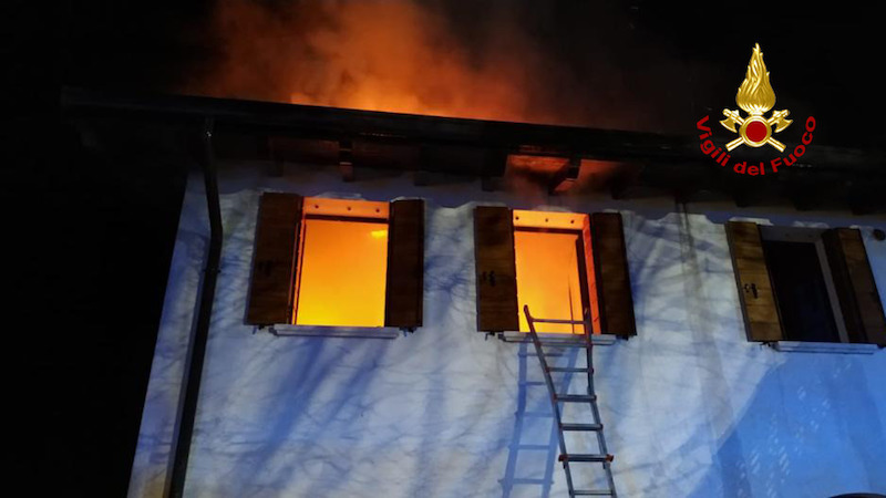 Vigili del Fuoco – Piombino Dese (PD) – Incendio di una abitazione in Via Valsugana, salvi gli occupanti