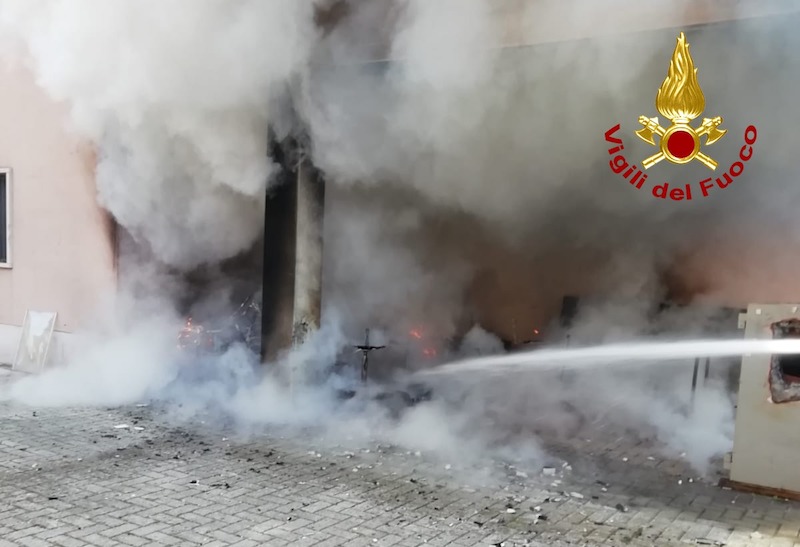 Vigili del Fuoco – Belfiore (TV), Incendio doloso di arredi per ufficio accatastati nel sottoportico di una abitazione