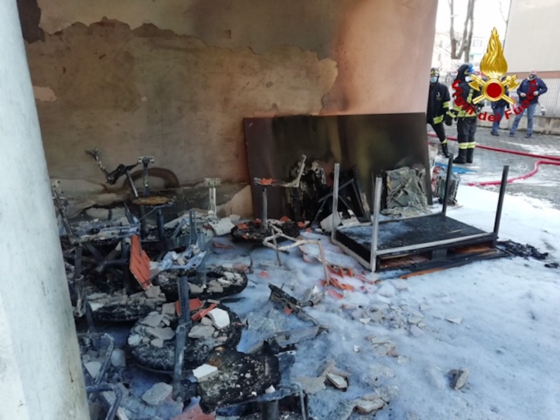 Vigili del Fuoco – Belfiore (TV), Incendio doloso di arredi per ufficio accatastati nel sottoportico di una abitazione