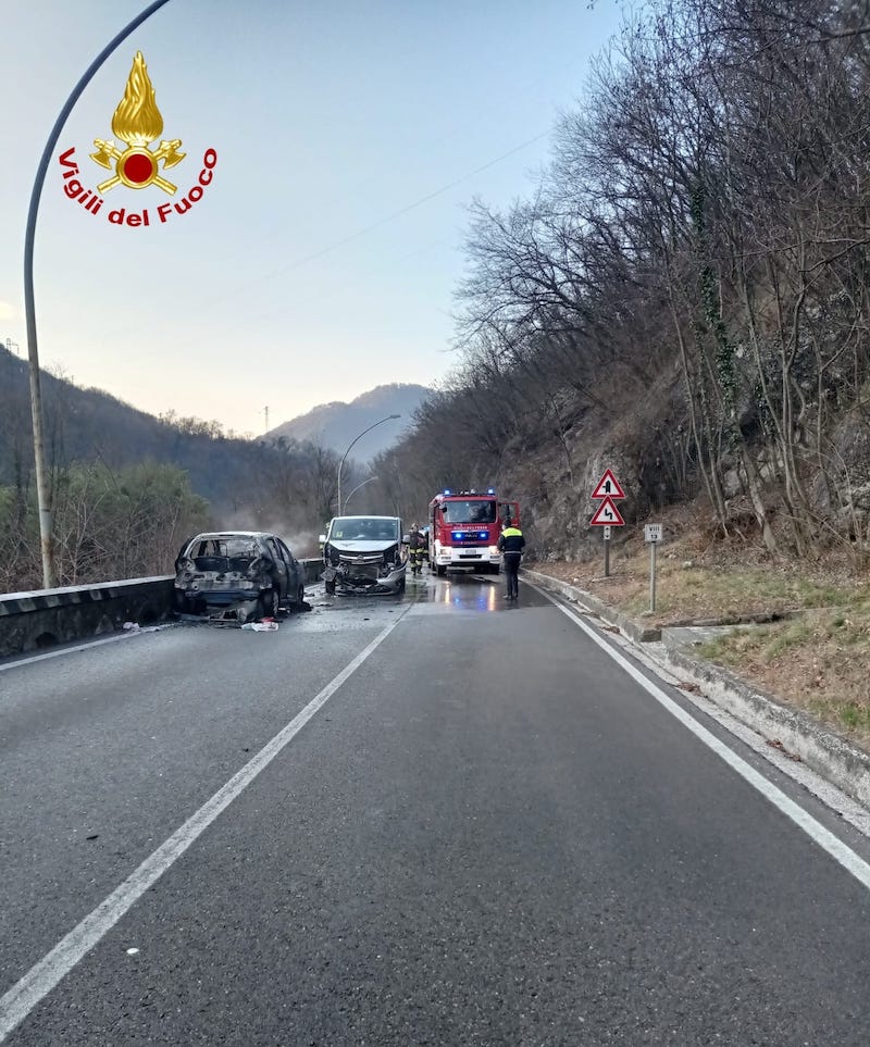Vigili del Fuoco – Vittorio Veneto (TV), Frontale tra auto e furgone, auto in fiamme e feriti i conducenti