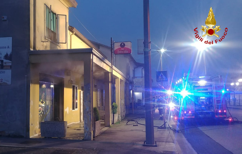 Vigili del Fuoco – Campolongo Maggiore (VE), Incendio in un bar, evacuato un neonato ed i suo genitori bloccati dal fumo al piano superiore