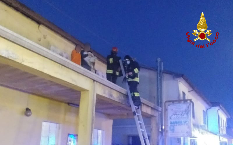 Vigili del Fuoco – Campolongo Maggiore (VE), Incendio in un bar, evacuato un neonato ed i suo genitori bloccati dal fumo al piano superiore
