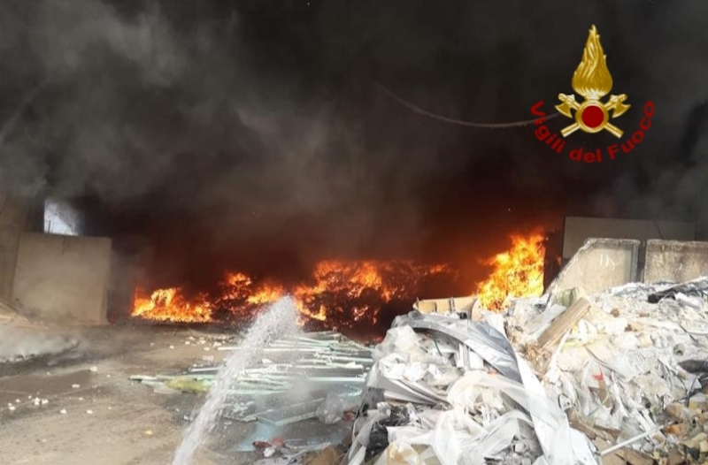 Vigili del Fuoco- Tombolo (PD), Vasto incendio in un capannone adibito a deposito per il riciclo di materie plastiche