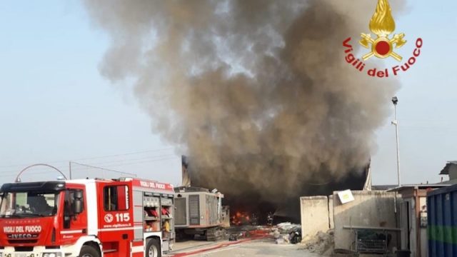Vigili del Fuoco- Tombolo (PD), Vasto incendio in un capannone adibito a deposito per il riciclo di materie plastiche