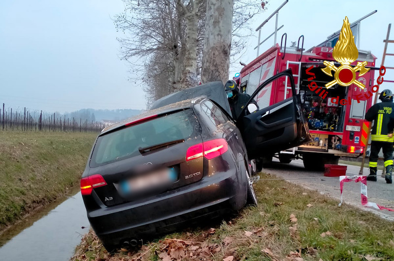 Vigili del Fuoco – Sarego (VI), Auto si schianta contro un palo in Via Manzoni, ferita la guidatrice
