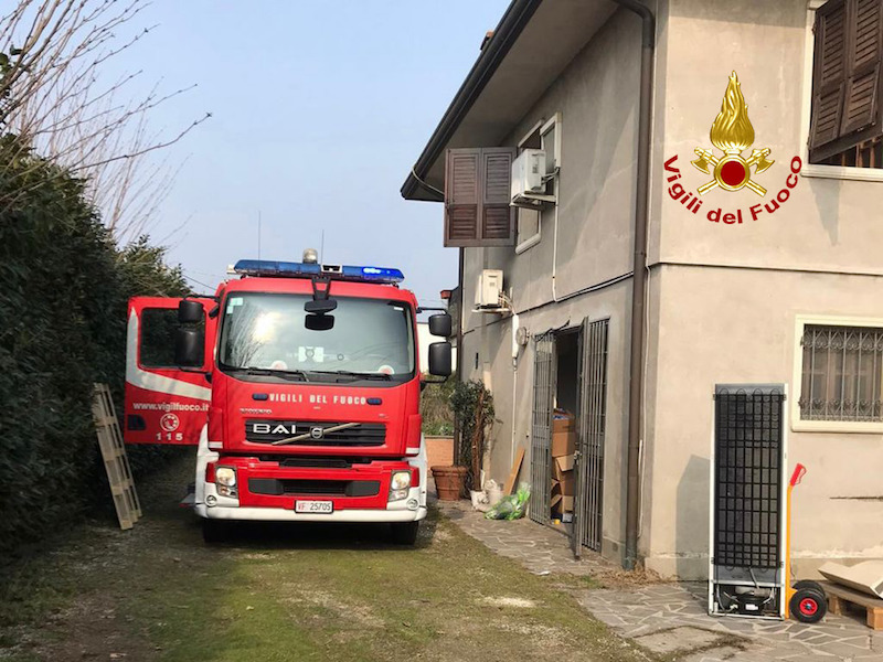 Vigili del Fuoco – Borgo Veneto Loc. Santa Margherita D’Adige (PD), Incendio frigorifero in cucina: intossicata la proprietaria