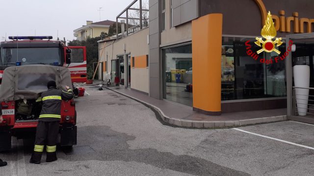Vigili del Fuoco – Portogruaro (VE), Incendio della cucina della pizzeria “Birimbao” si estende sino al tetto, nessun ferito ma i danni sono ingenti