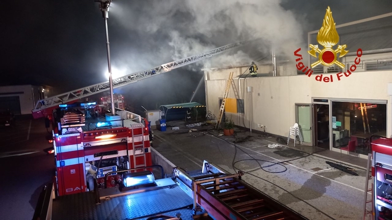 Vigili del Fuoco – Portogruaro (VE), Incendio della cucina della pizzeria “Birimbao” si estende sino al tetto, nessun ferito ma i danni sono ingenti