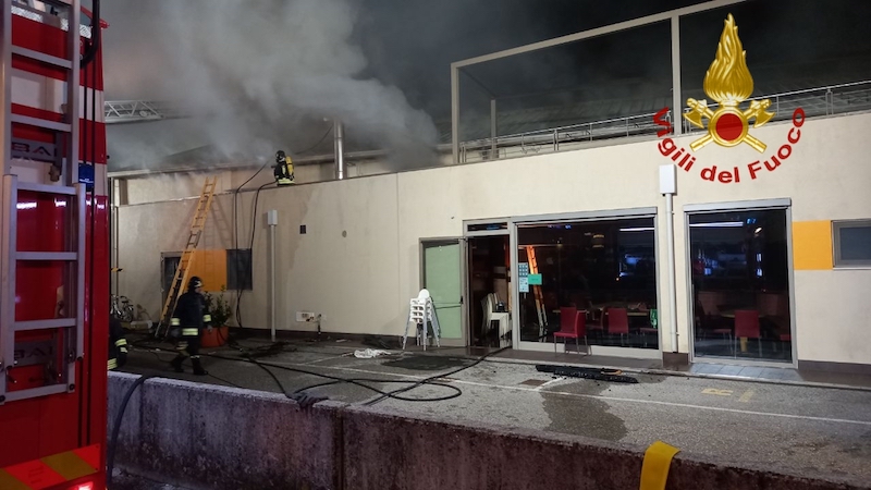 Vigili del Fuoco – Portogruaro (VE), Incendio della cucina della pizzeria “Birimbao” si estende sino al tetto, nessun ferito ma i danni sono ingenti