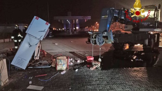 Vigili del Fuoco – Thiene (VI), Banda della ruspa distrugge un Self Service con gru da cantiere per rubare l’incasso