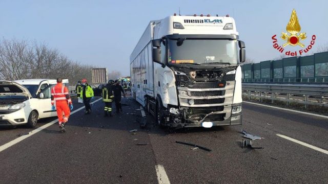 Vigili del Fuoco – Mogliano Veneto (TV), Grave incidente in A27 coinvolto un TIR e tre auto, quattro persone ferite – Autostrada chiusa