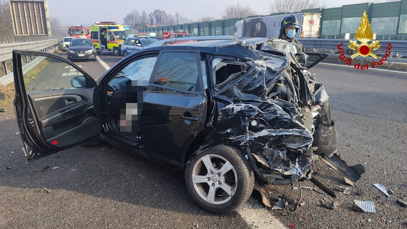 Vigili del Fuoco – Mogliano Veneto (TV), Grave incidente in A27 coinvolto un TIR e tre auto, quattro persone ferite – Autostrada chiusa