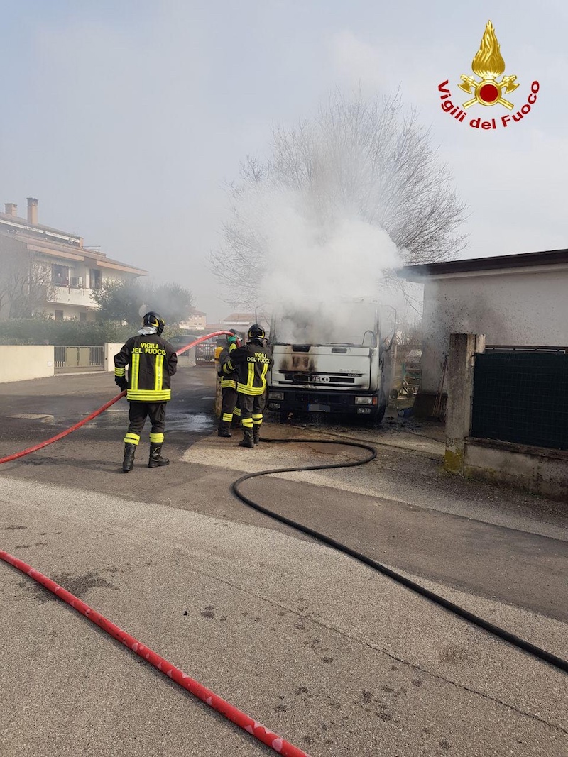 Vigili del Fuoco – Santa Bona (TV), Incendio di un camion in Via San Martino