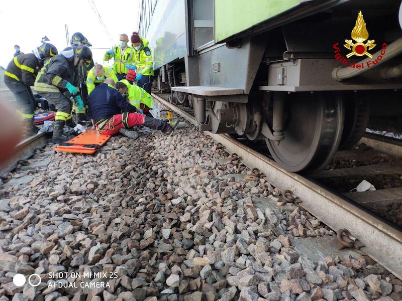 Vigili del Fuoco – Preganziol (TV), Uomo si getta davanti al treno in transito, estratto da sotto il convoglio gravemente ferito