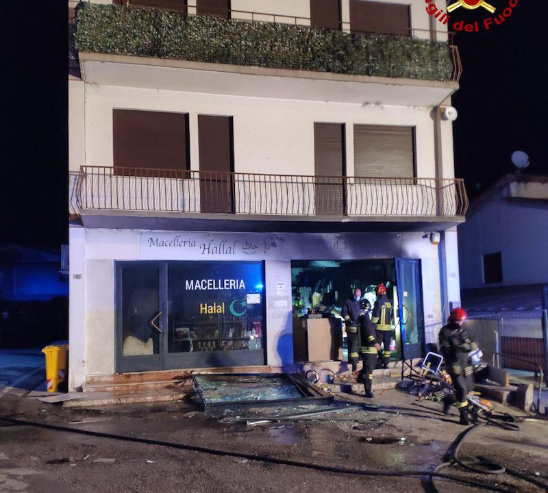 Vigili del Fuoco – San Zenone degli Ezzelini (TV), Incendio macelleria halal, evacuate due persone dal piano superiore