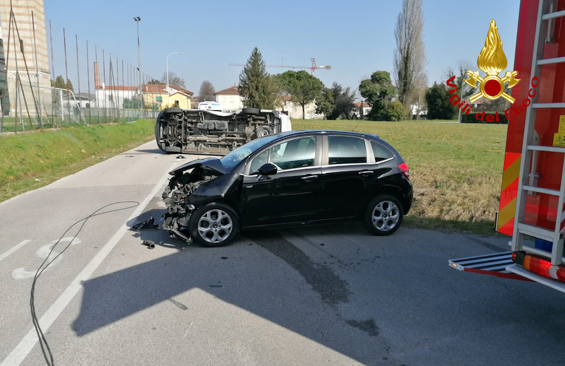 Vigili del Fuoco – Castegnero Loc. Villaganzerla (VI), Incidente tra un auto ed un furgone, ferito il conducente del furgone