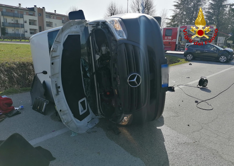 Vigili del Fuoco – Castegnero Loc. Villaganzerla (VI), Incidente tra un auto ed un furgone, ferito il conducente del furgone