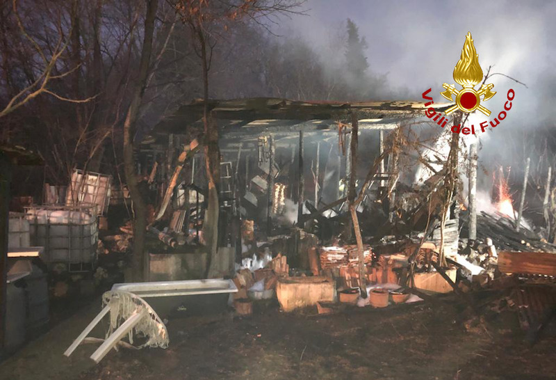 Vigili del Fuoco – Altavilla Vicentina (VI), Incendio di un capanno agricolo, in fumo quintali di legna, 2 motocoltivatori e diversi attrezzi agricoli