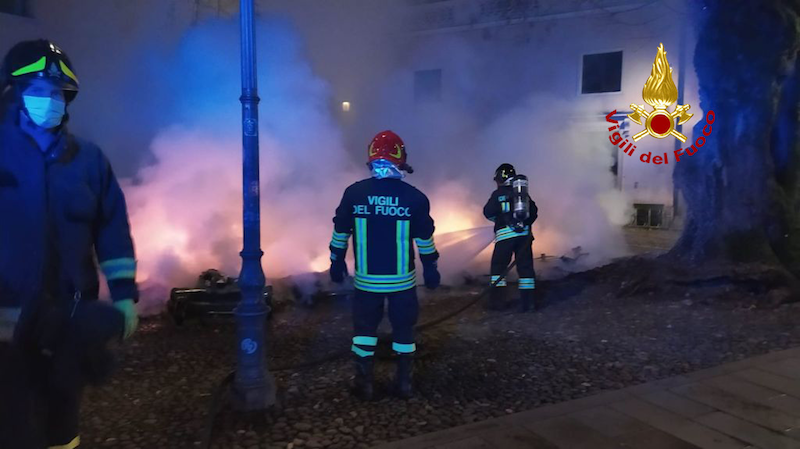 Vigili del Fuoco – Padova, Incendio nella notte di cassonetti dei rifiuti in un’isola ecologica