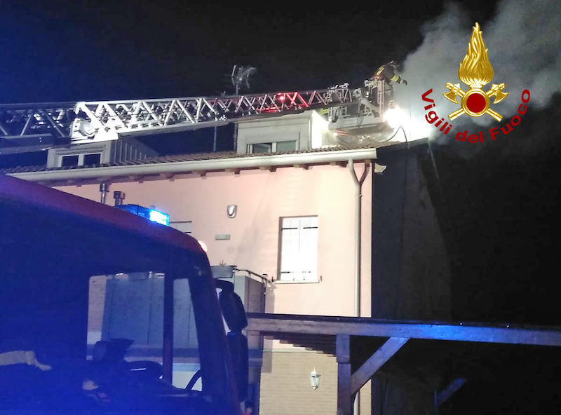 Vigili del Fuoco – Mestre (VE), Canna fumaria innesca l’incendio del tetto di una abitazione privata, incolumi gli occupanti