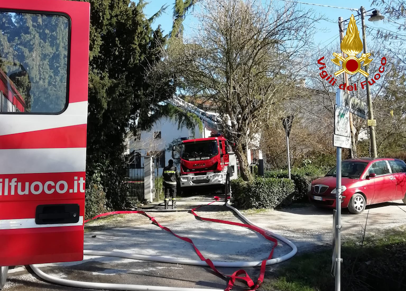 Vigili del Fuoco – Mestre (VE), Incendio nel camino di una abitazione, fiamme spente e nessun ferito