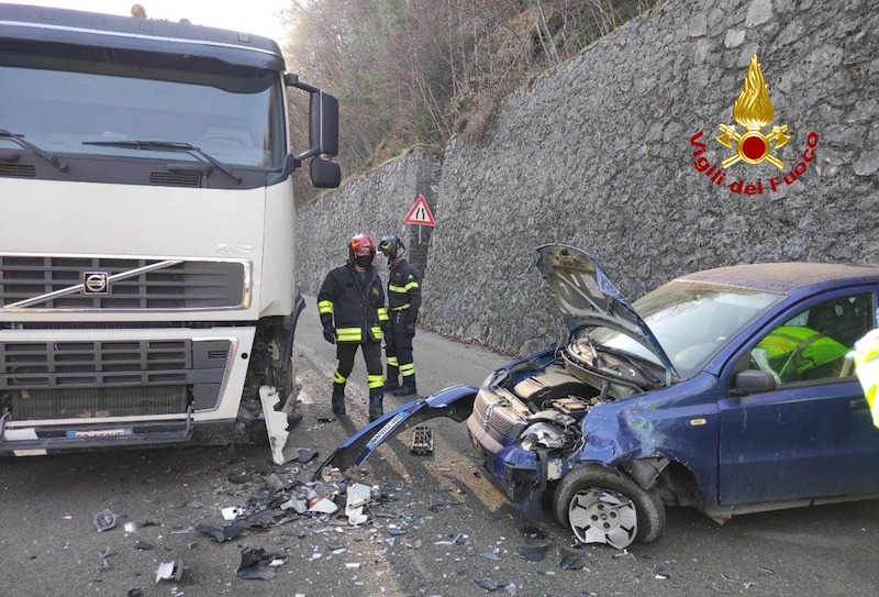 Vigili del Fuoco – Seren del Grappa Loc. Caupo (BL), Incidente tra un camion ed un auto al primo tornante della strada Cadorna: ferita la conducente dell’auto