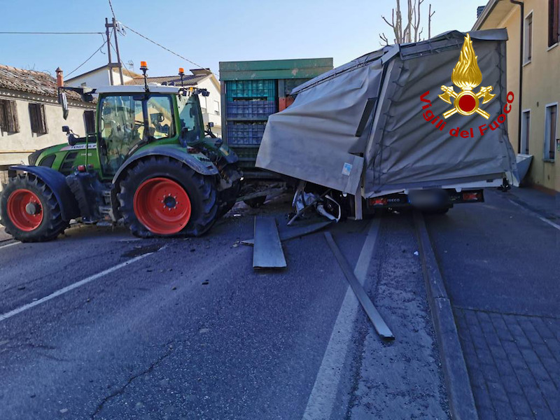 Vigili del Fuoco – Piacenza D’Adige (PD), Incidente mortale tra un trattore ed un furgone sulla SP 91 Via Badia, deceduto il conducente del furgone