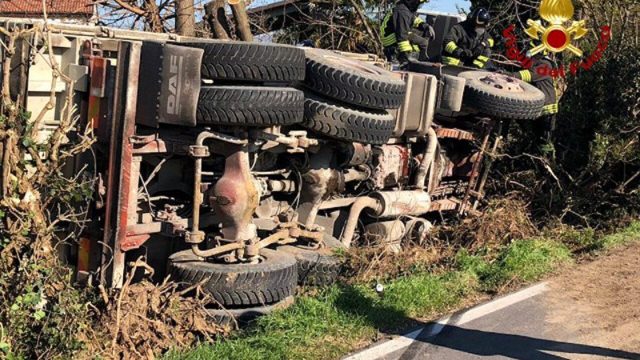 Vigili del Fuoco – Vazzola (TV), Camion carico di terra si ribalta in Via Cadorna, ferito l’autista