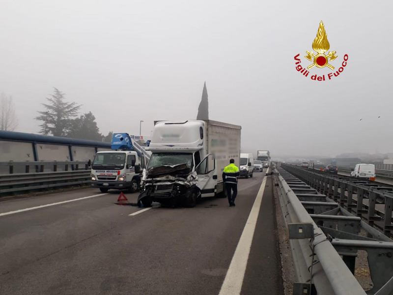 Vigili del Fuoco – Padova, Tamponamento in Tangenziale tra un furgone ed un camion: ferito il conducente del furgone