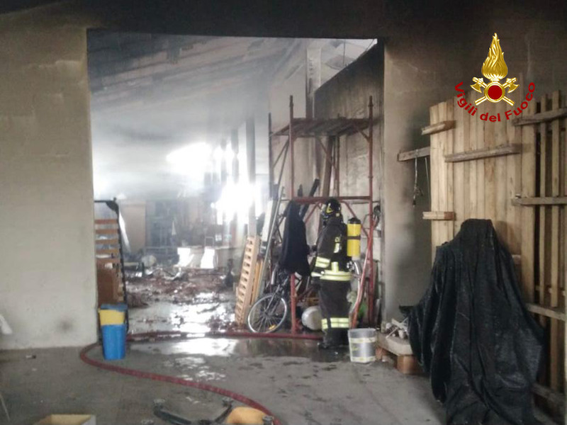 Vigili del Fuoco – Pernumia (PD), Incendio in un deposito di materiale edile: nessuna persona ferita