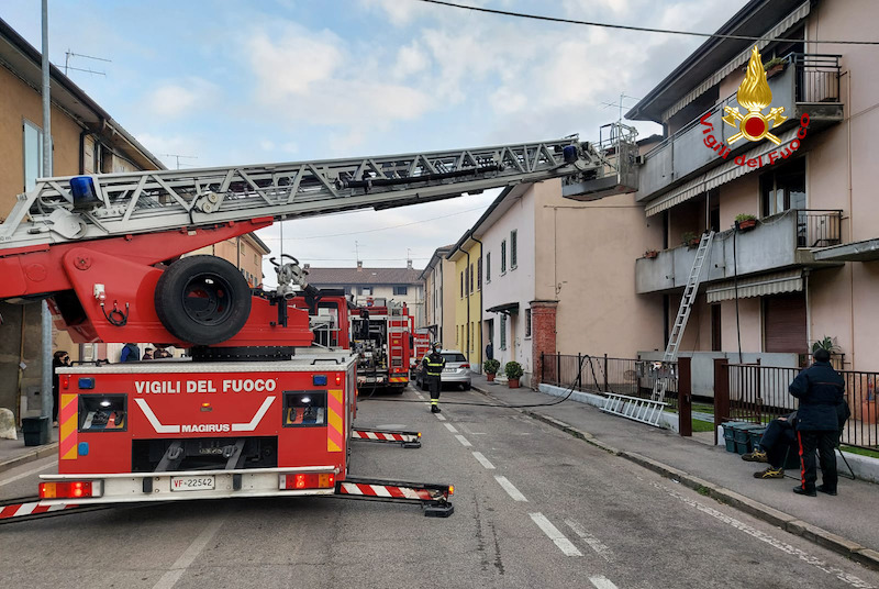 Vigili del Fuoco – Villafranca Veronese Loc. Quaderni, Tragico incendio in un appartamento: deceduta una 35enne a causa delle esalazioni di fumo