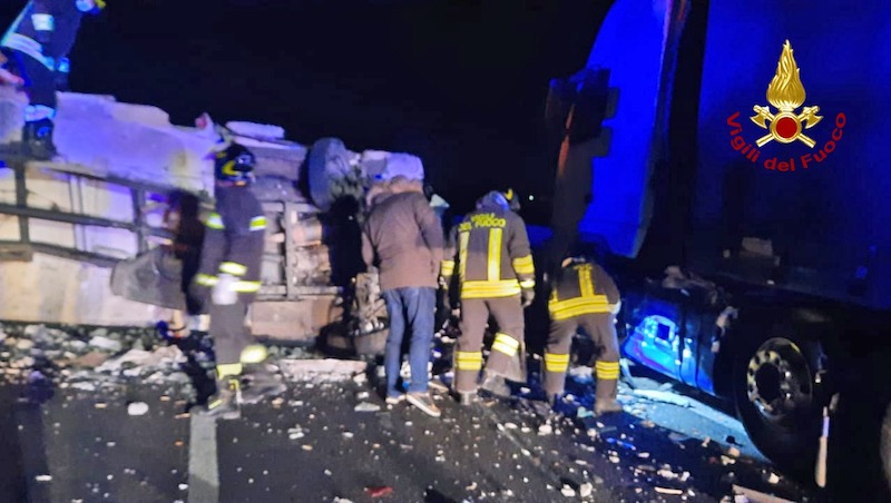 Vigili del Fuoco – Incidente tra un furgone ed un autoarticolato in A13 tra i caselli di Villamarzana e Occhiobello in direzione Sud: illesi entrambi i conducenti