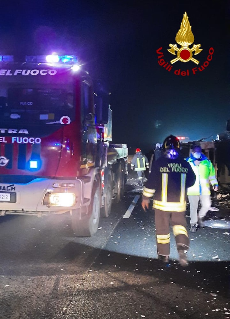 Vigili del Fuoco – Incidente tra un furgone ed un autoarticolato in A13 tra i caselli di Villamarzana e Occhiobello in direzione Sud: illesi entrambi i conducenti