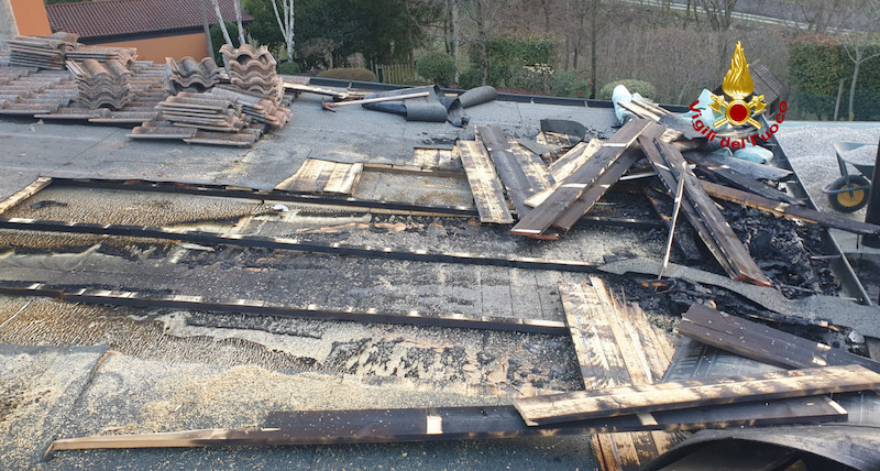 Vigili del Fuoco – Chiampo (VI), Incendio del tetto di una abitazione, rogo spento e salvato l’impianto fotovoltaico