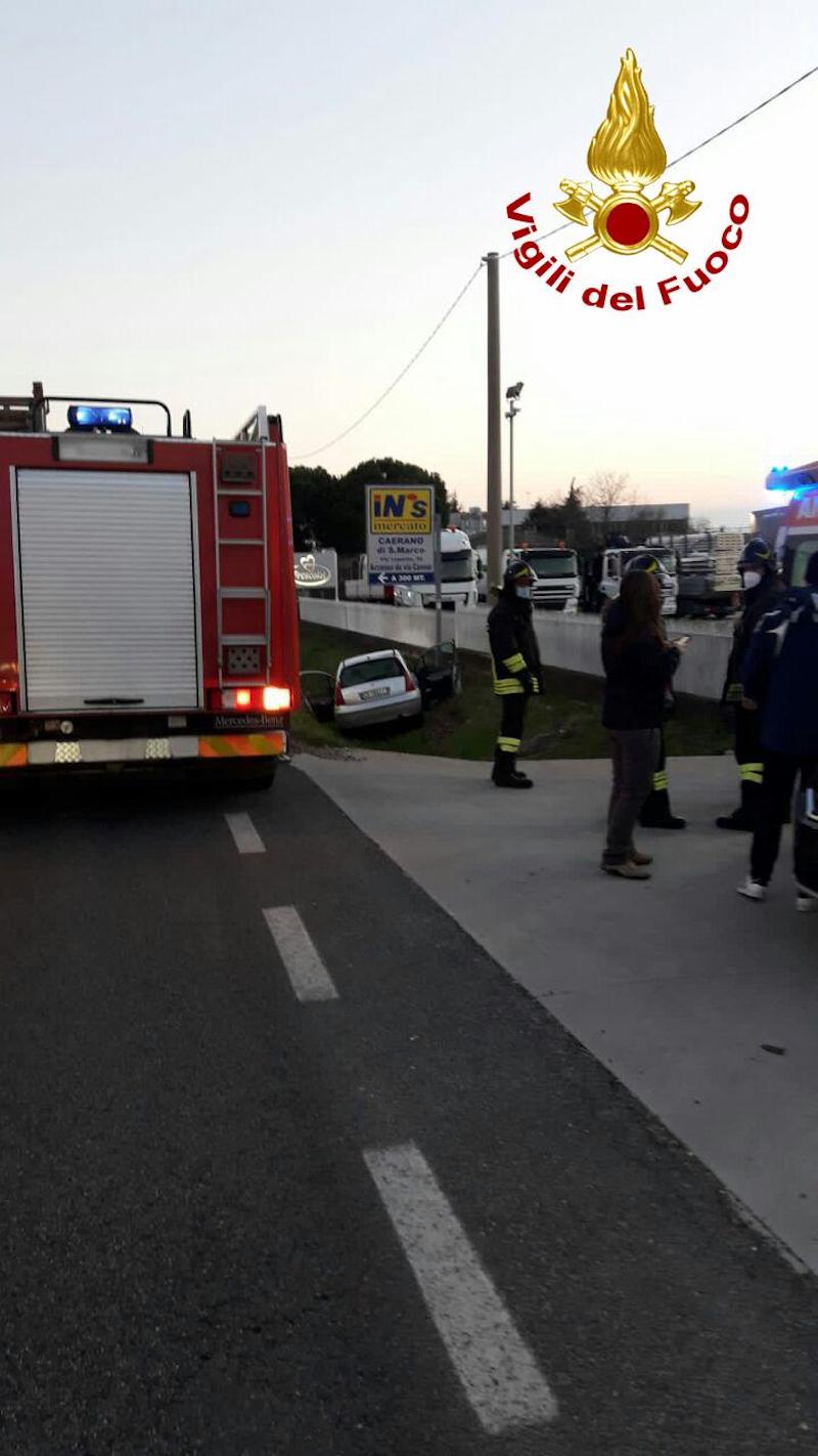 Vigili del Fuoco – Caerano San Marco (TV), Auto esce di strada e finisce in un fossato, ferito il conducente