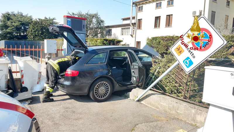 Vigili del Fuoco – Grumolo delle Abbadesse (VI), Audi A4 finisce contro una ringhiera: ferita la conducente, illesi due gemellini neonati e la nonna
