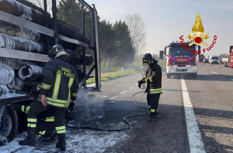 Vigili del Fuoco – Autostrada A4, incendio rimorchio carico di tronchi tra i caselli di Grisignano e Padova Ovest al km 354