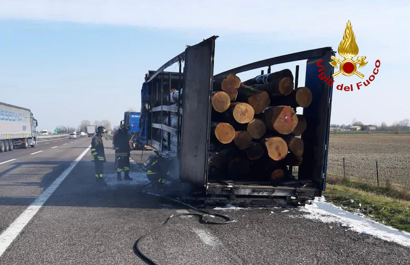 Vigili del Fuoco – Autostrada A4, incendio rimorchio carico di tronchi tra i caselli di Grisignano e Padova Ovest al km 354