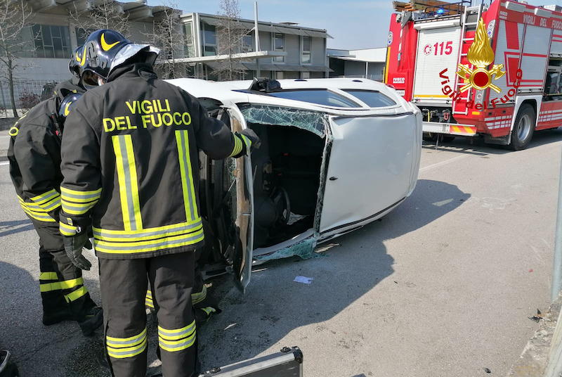 Vigili del Fuoco – Vicenza, Incidente tra due auto, ferita la ragazza alla guida del mezzo rovesciatosi nell’impatto