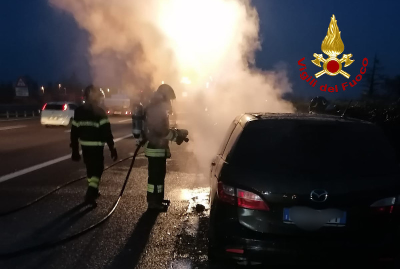 Vigili del Fuoco – Autostrada A4, Auto alimentata a GPL prende fuoco tra i caselli di Vicenza Ovest e Vicenza Est, illeso il conducente