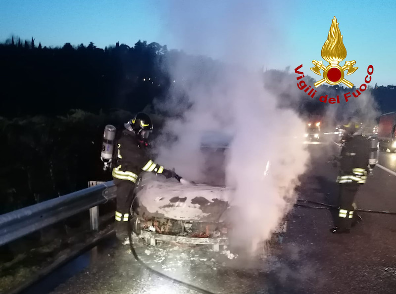 Vigili del Fuoco – Autostrada A4, Auto alimentata a GPL prende fuoco tra i caselli di Vicenza Ovest e Vicenza Est, illeso il conducente