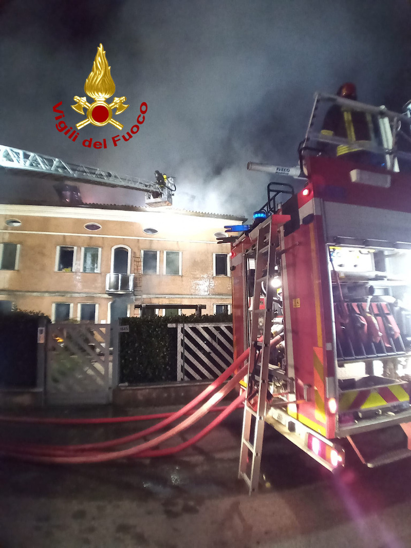 Vigili del Fuoco – Fratta Polesine (RO), Vasto incendio distrugge un calzaturificio ed un’abitazione attigua
