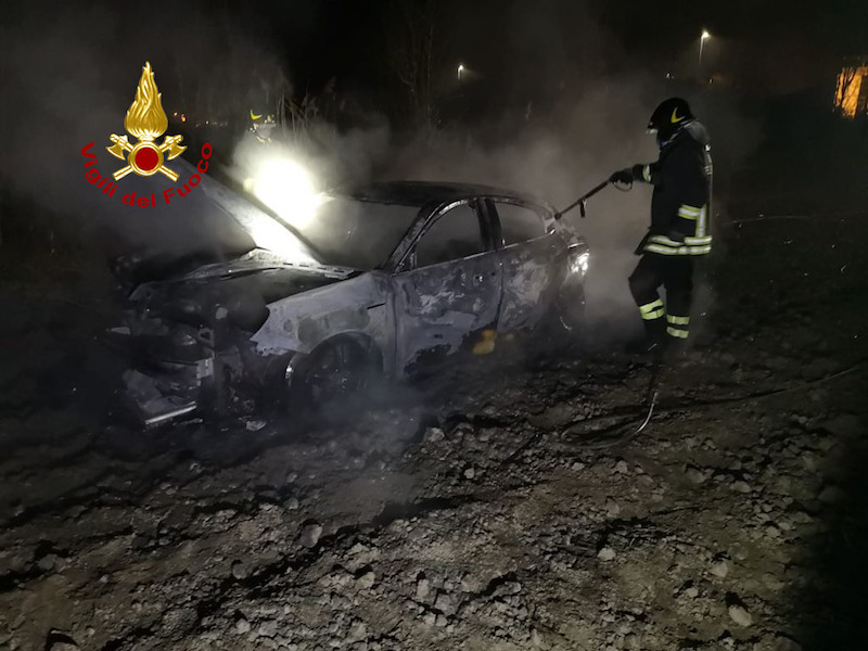 Vigili del Fuoco – Candiana (PD), Incendio auto abbandonata in un terreno agricolo confinante con la SR 104 Via del Mare