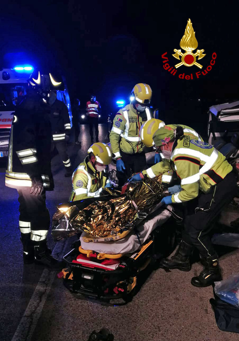 Vigili del Fuoco – Scaldaferro (VI), Esce di strada e si schianta contro un platano, ferito il 26enne alla guida