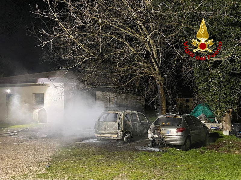 Vigili del Fuoco – Villanova di Camposampiero (PD), Incendio, probabilmente doloso, di 4 auto sotto sequestro