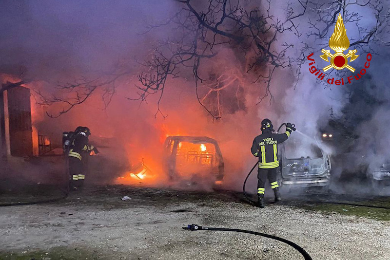 Vigili del Fuoco – Villanova di Camposampiero (PD), Incendio, probabilmente doloso, di 4 auto sotto sequestro