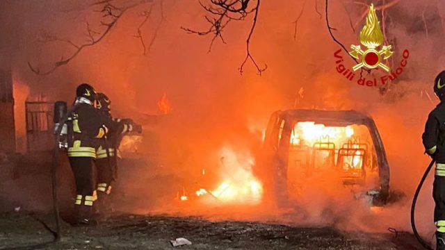Vigili del Fuoco – Villanova di Camposampiero (PD), Incendio, probabilmente doloso, di 4 auto sotto sequestro