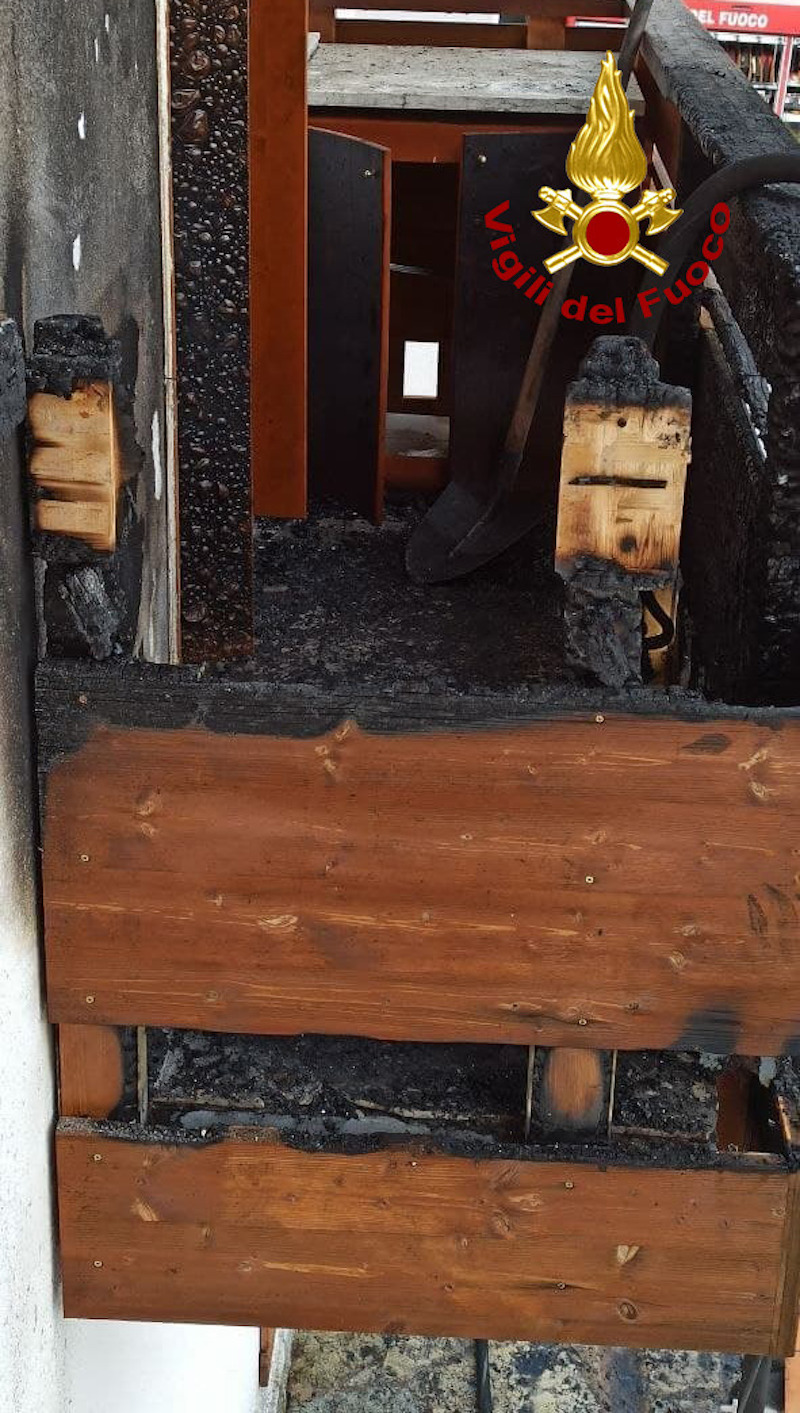 Vigili del Fuoco – Zoldo Alto (BL), Incendio contenitori dei rifiuti nel balcone di un’abitazione, nessun ferito e danni limitati