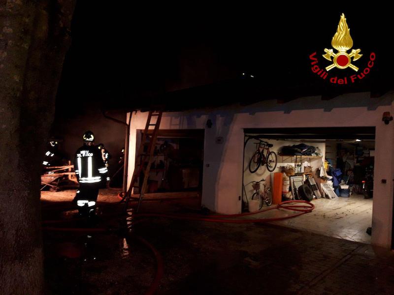 Vigili del Fuoco – Zero Branco (TV), Intervento per l’incendio in una legnaia, domate le fiamme ed evitato il propagarsi agli edifici adiacenti
