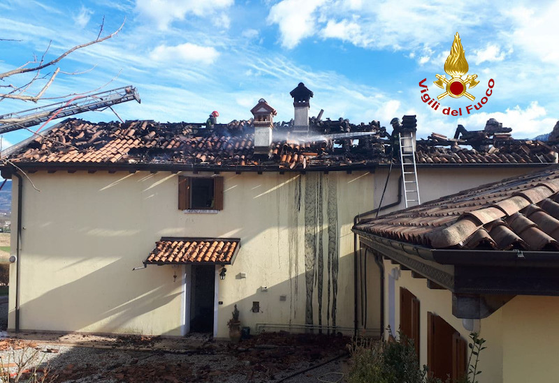 Vigili del Fuoco – Feltre (BL), Incendio di una casa affiancata di due unità abitative dichiarate inagibili per i danni causati dal rogo